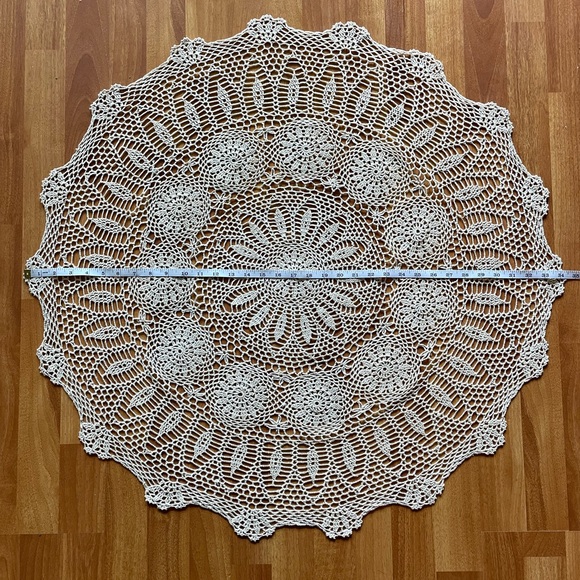 Hand crochet round table cloth - Picture 6 of 7